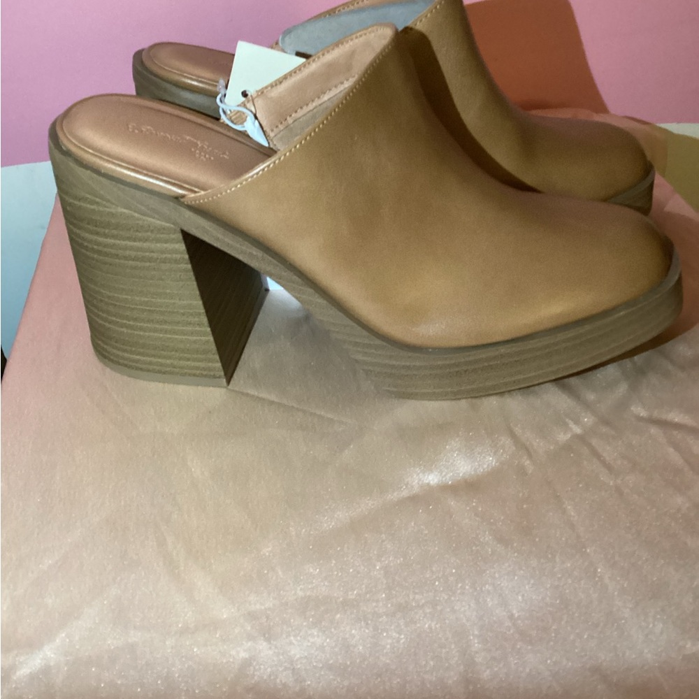 NEW Universal Thread Tan Clogs - Picture 3 of 3